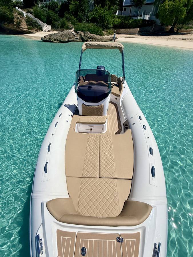 ONE LIFE 29: sun pad and cockpit seen from the bow